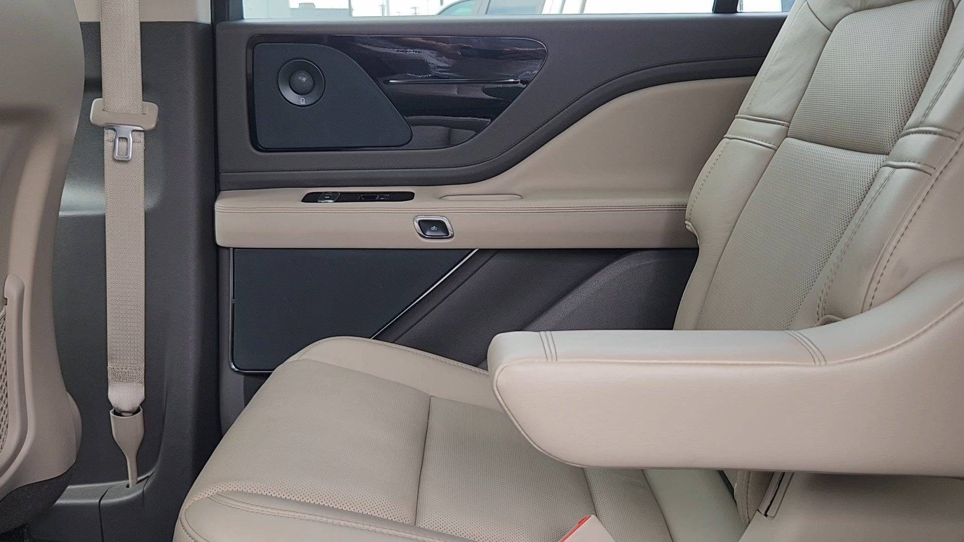 Used 2022 Lincoln Aviator Reserve w/ Equipment Group 201A RWD image 17