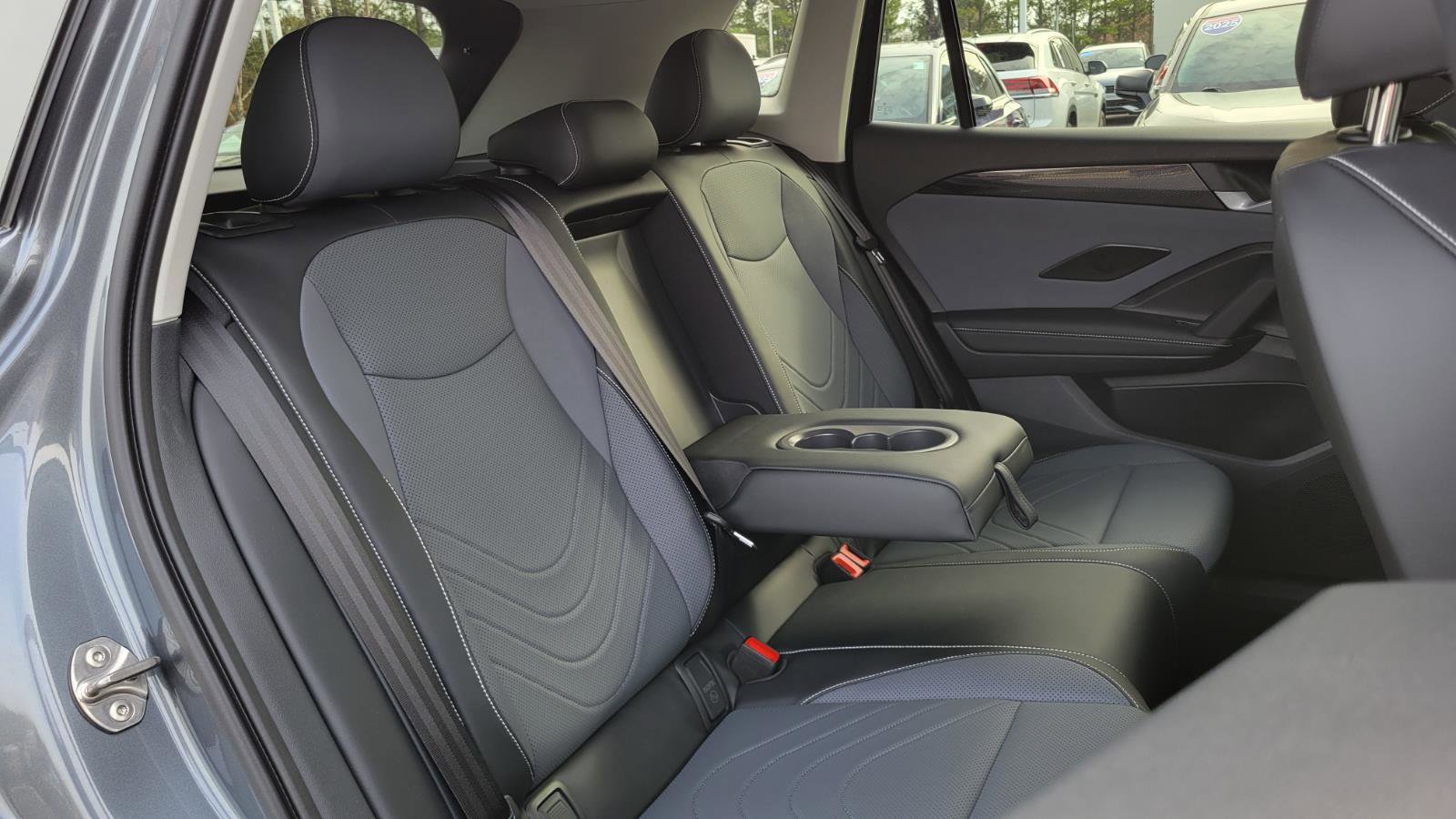 Used 2025 Volkswagen Tiguan SE image 45