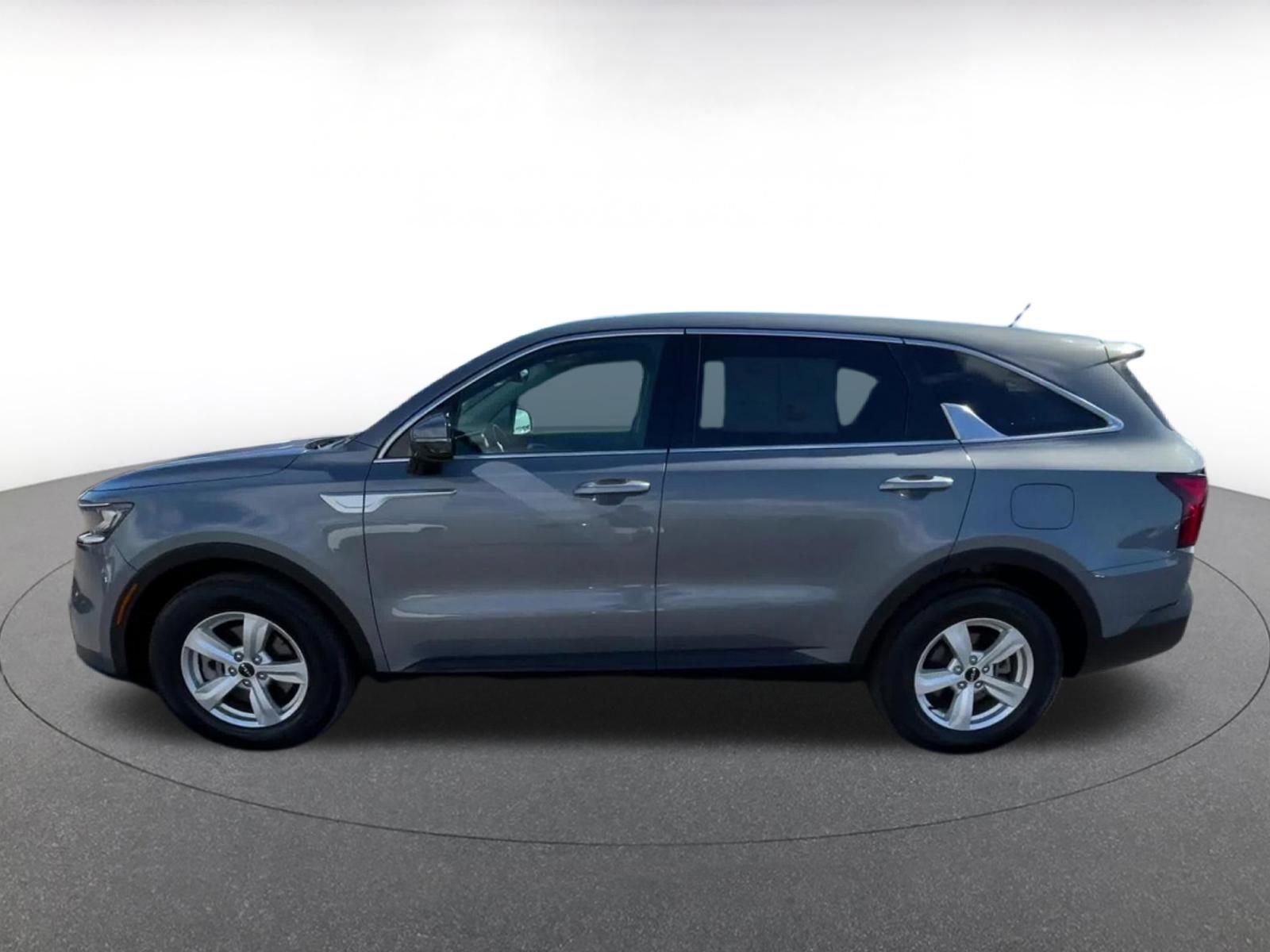 Used 2023 Kia Sorento LX image 9