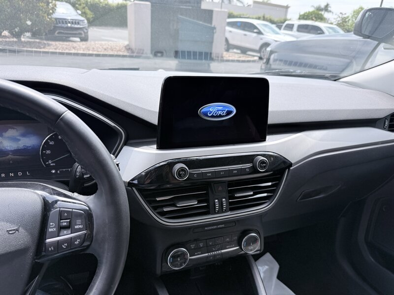 Used 2022 Ford Escape SE w/ SE Sport Appearance Package FWD image 17