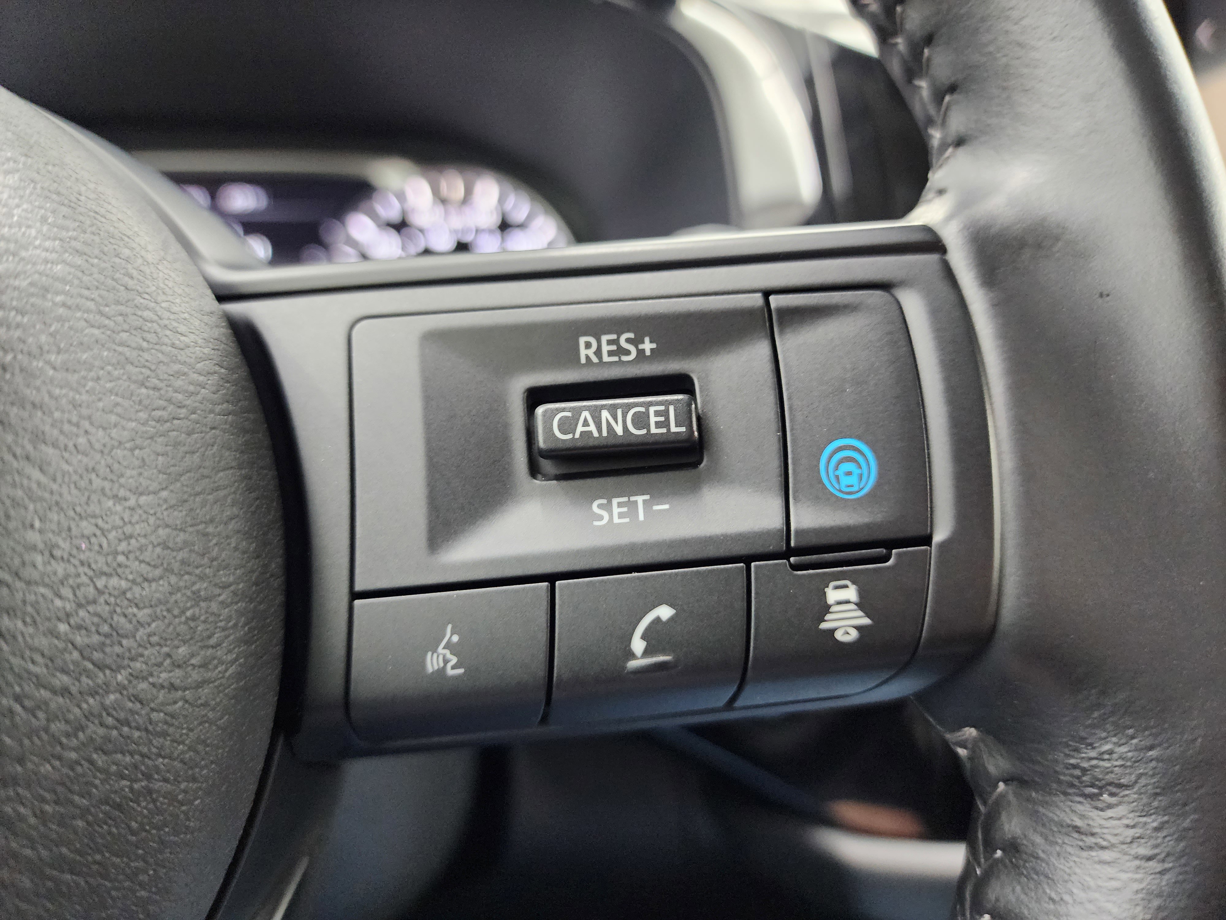 Used 2025 Nissan Pathfinder SV image 14