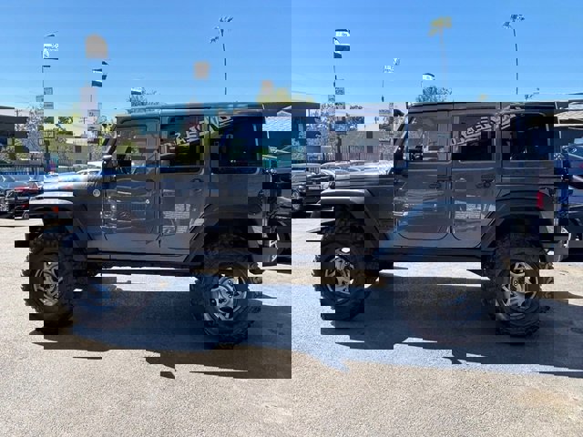 Used 2017 Jeep Wrangler Unlimited Rubicon w/ Connectivity Group image 9