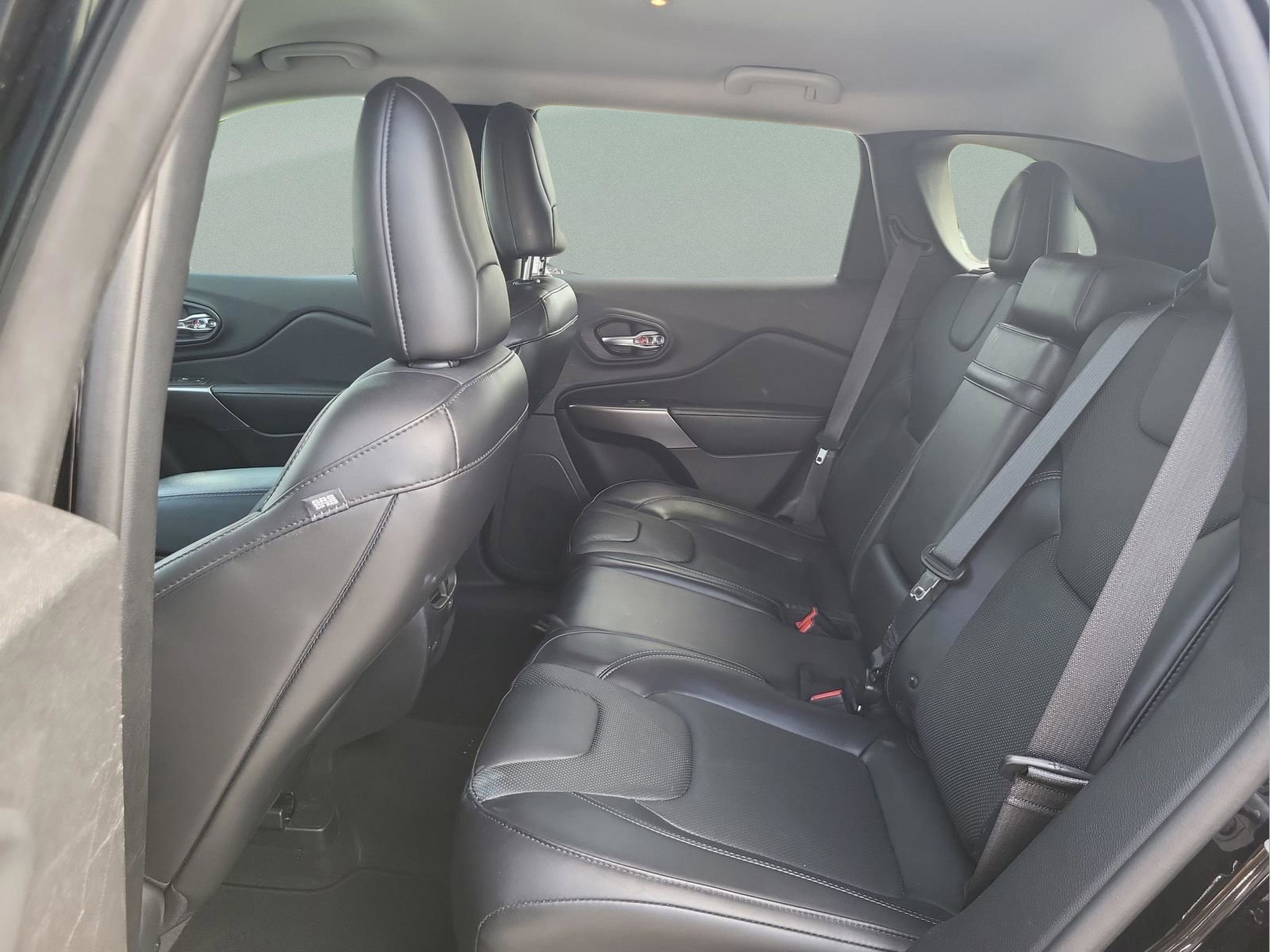 Used 2019 Jeep Cherokee Limited image 17