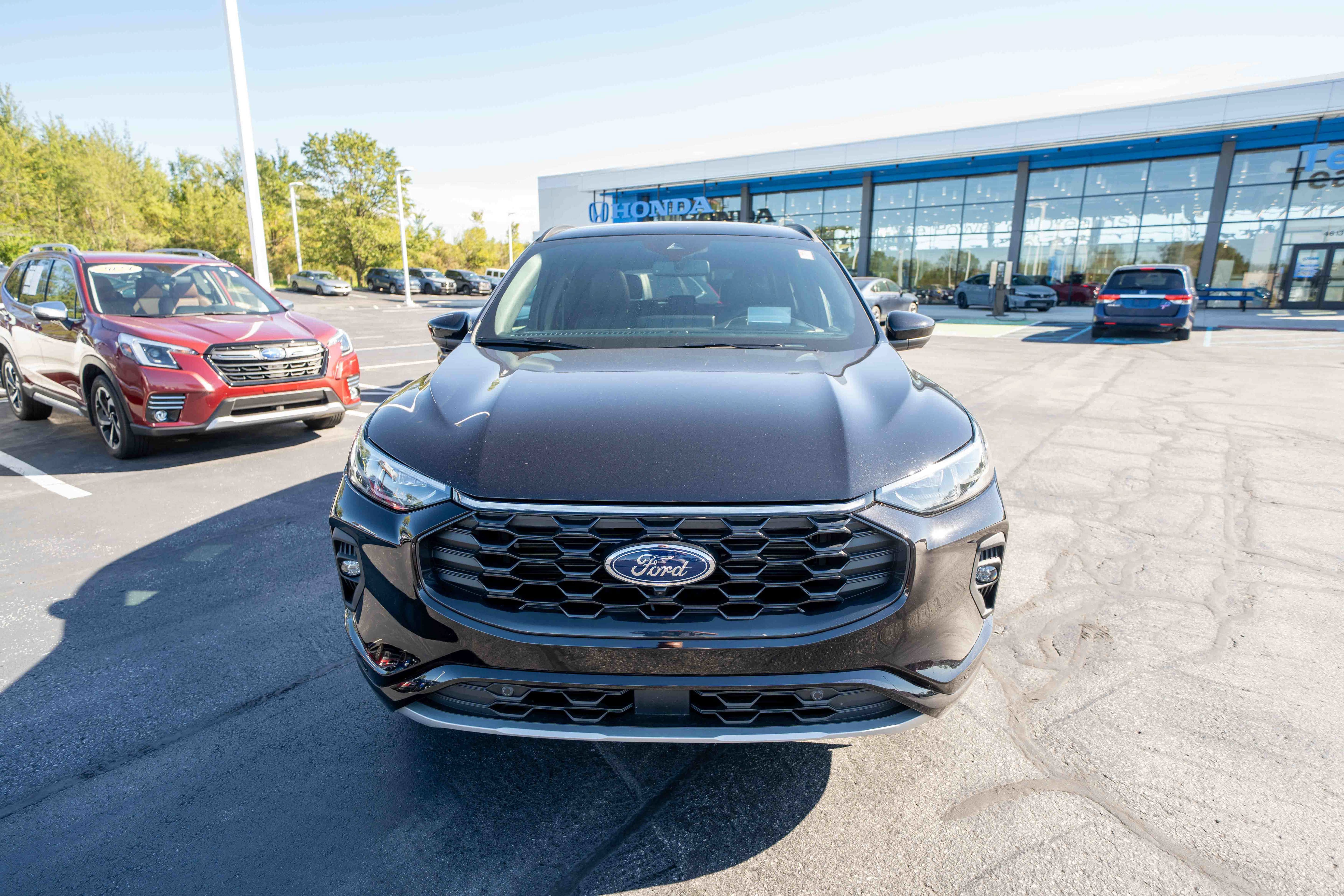 Used 2025 Ford Escape ST-Line Elite w/ Premium Technology Package AWD/4WD image 2