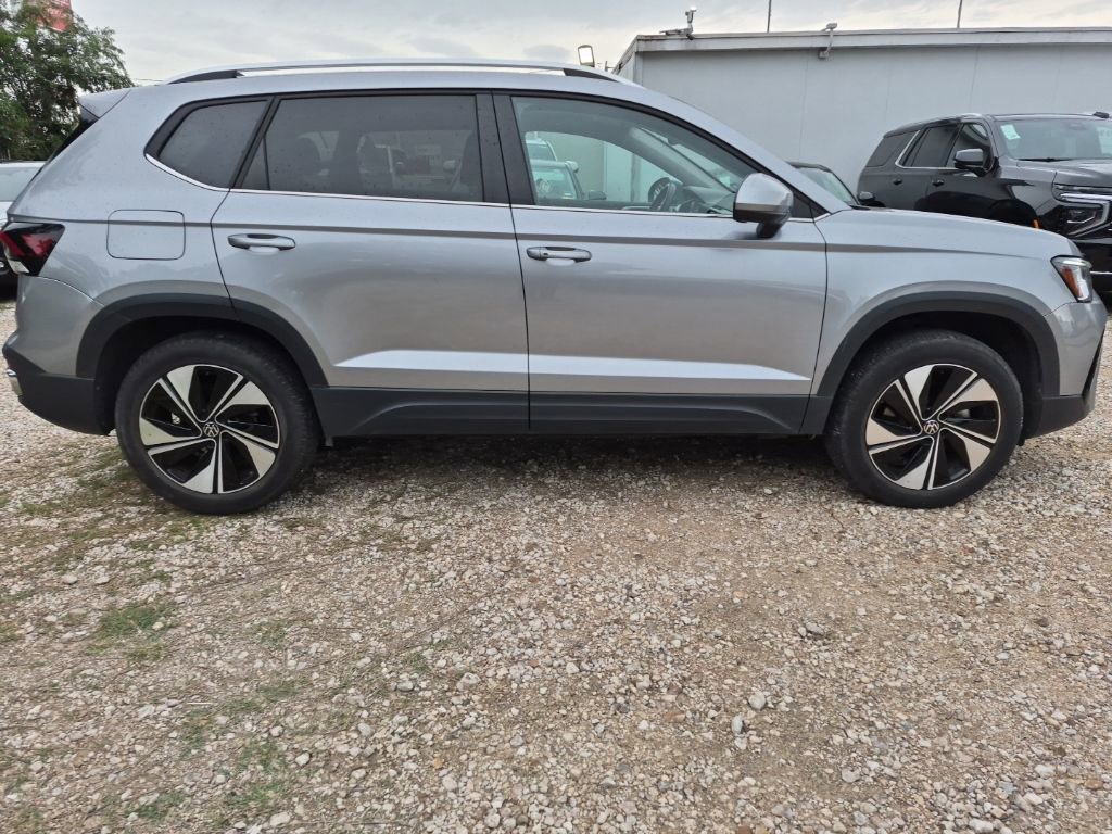 Used 2025 Volkswagen Taos SE AWD/4WD image 5