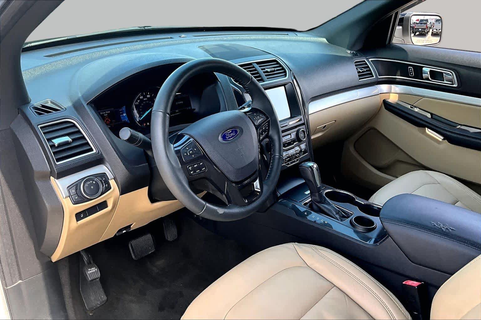 Used 2017 Ford Explorer XLT w/ Equipment Group 202A FWD image 18