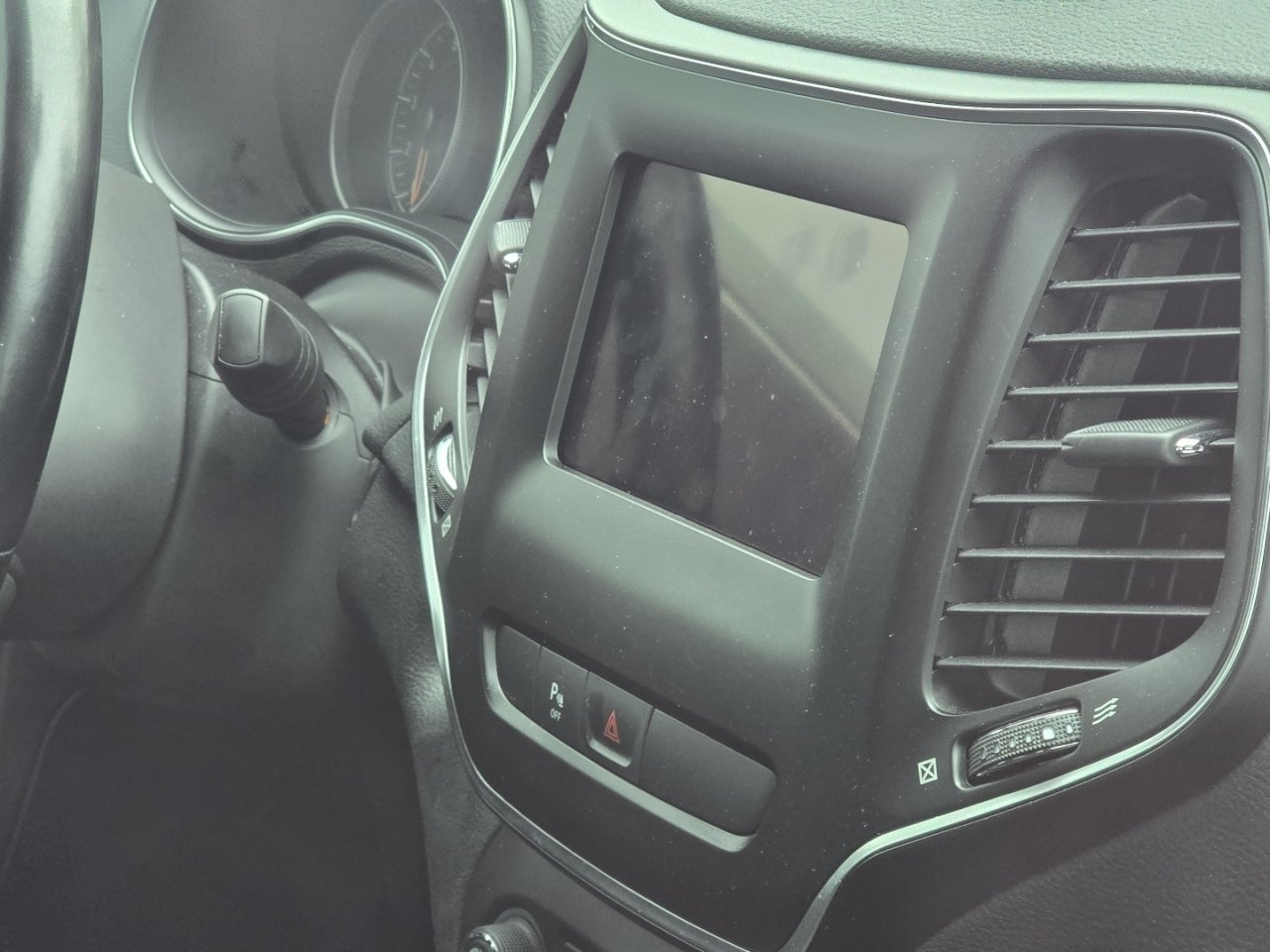 Used 2019 Jeep Cherokee Latitude Plus w/ Comfort/Convenience Group FWD image 23