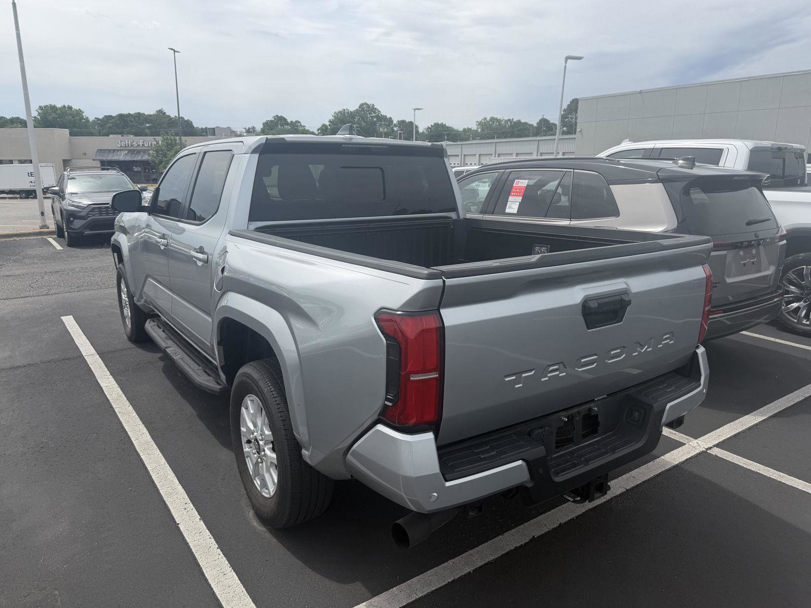 Used 2024 Toyota Tacoma SR5 AWD/4WD image 6