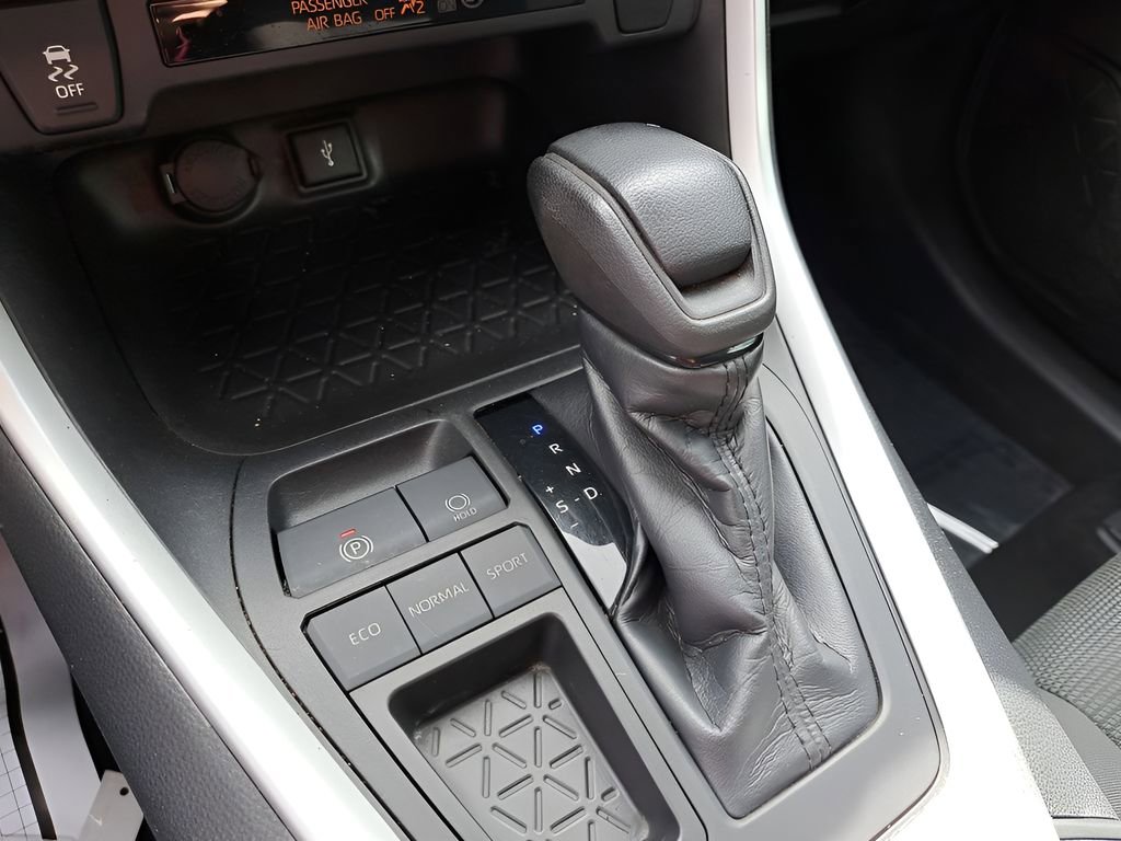 Used 2021 Toyota RAV4 LE image 26