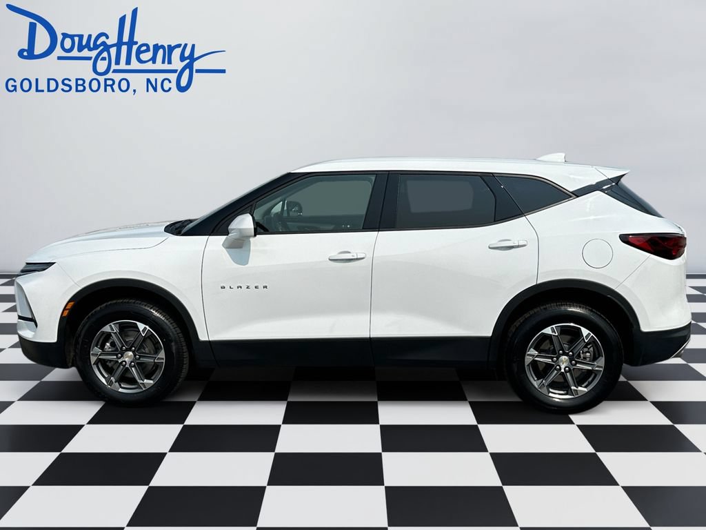 Used 2025 Chevrolet Blazer LT FWD image 2