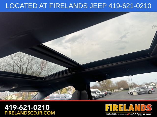 Used 2024 Chrysler Pacifica Limited w/ S Appearance Package FWD image 8