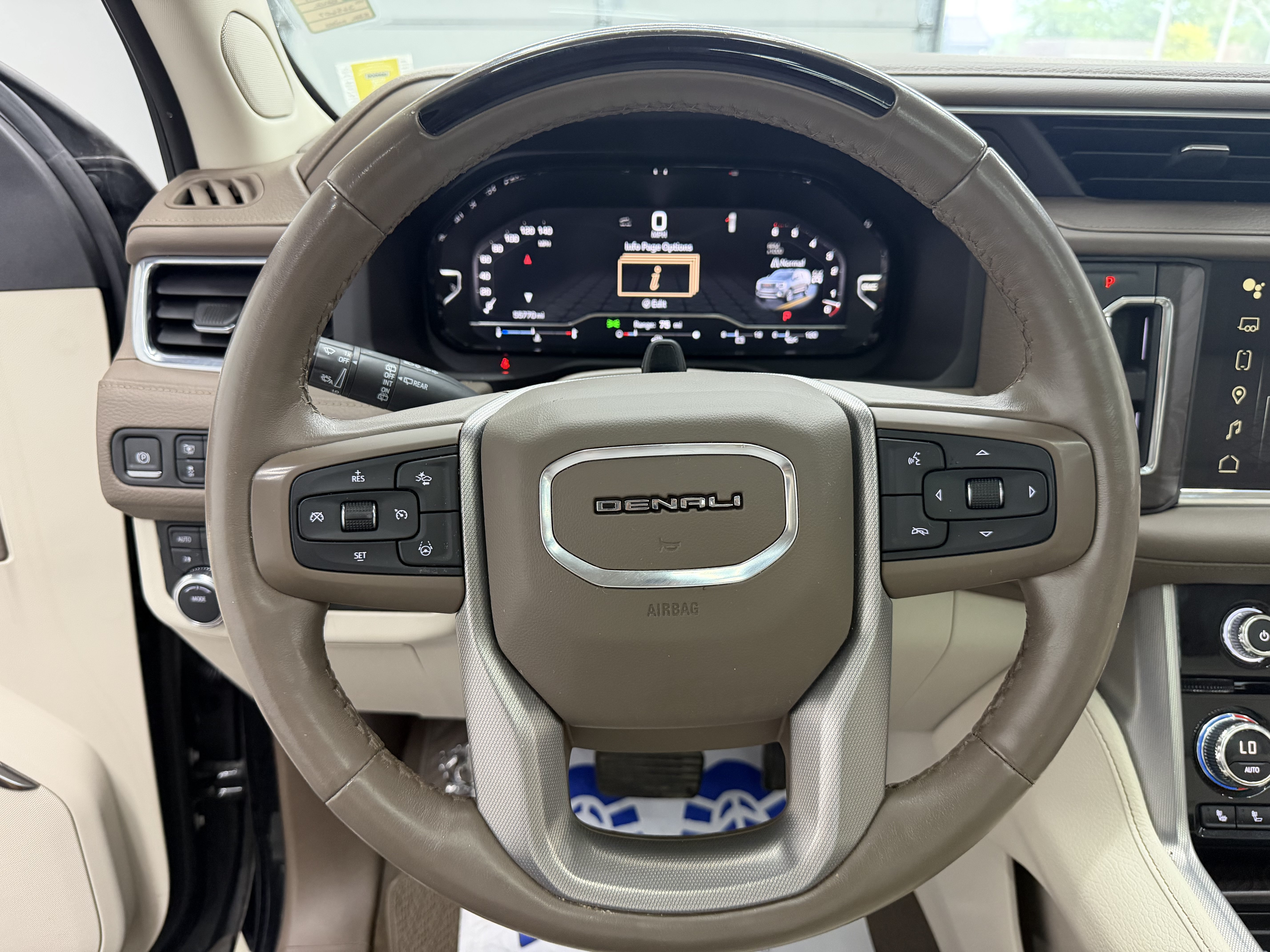 Used 2023 GMC Yukon Denali w/ Advanced Technology Package AWD/4WD image 19