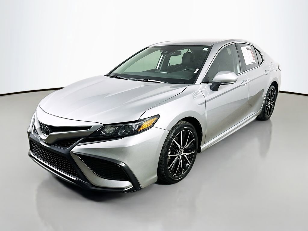 Used 2023 Toyota Camry SE FWD image 3