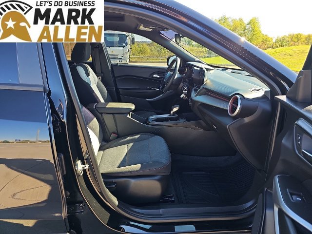 Used 2025 Chevrolet Trax RS w/ Sunroof Package FWD image 28