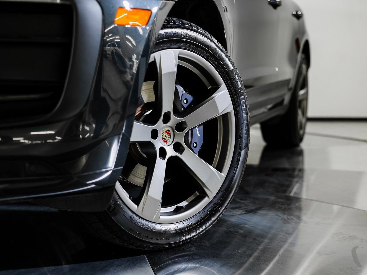 Certified 2025 Porsche Macan image 12