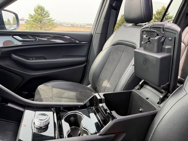 Used 2023 Jeep Grand Cherokee Altitude image 28