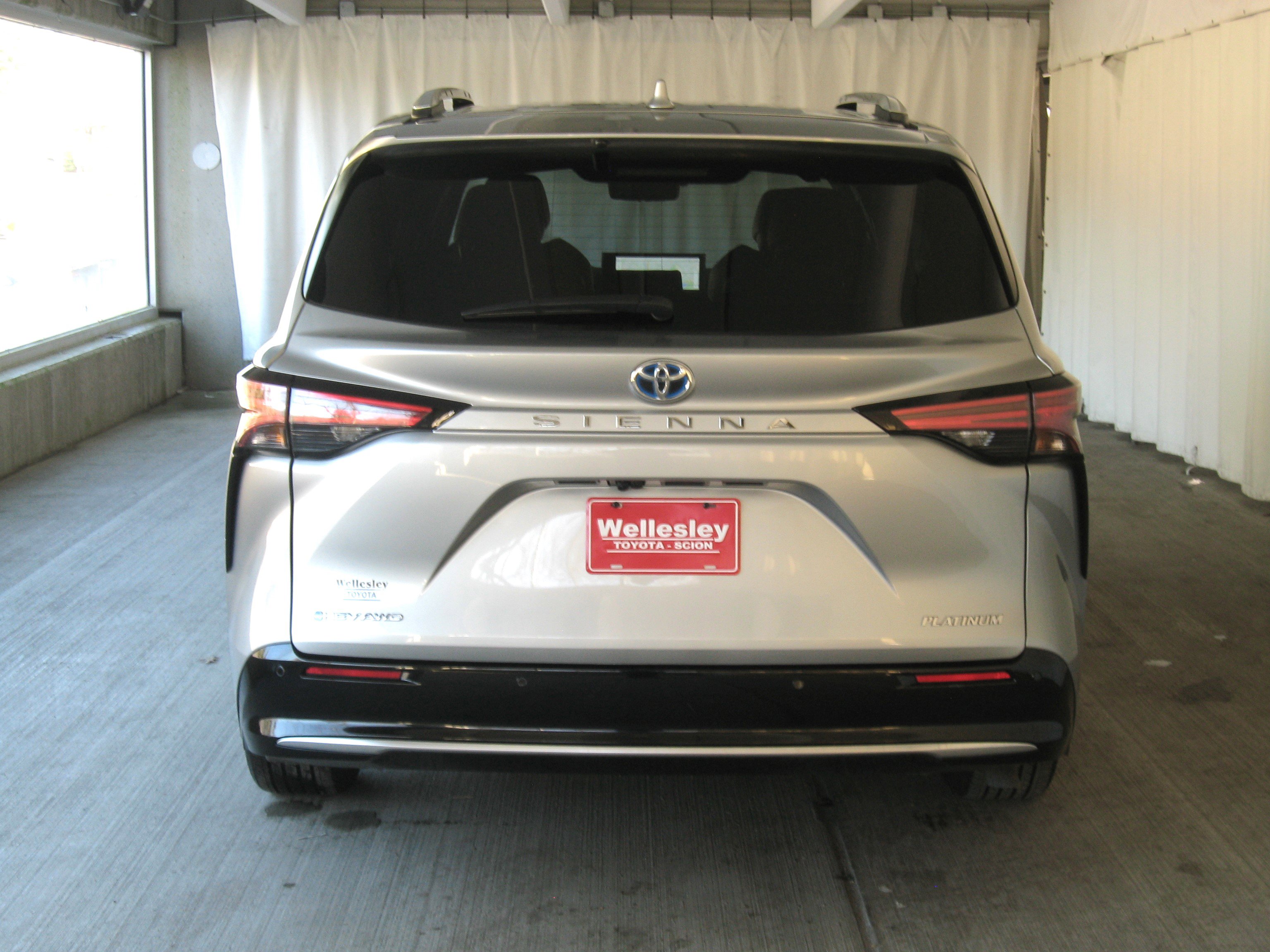 Used 2025 Toyota Sienna Platinum image 31