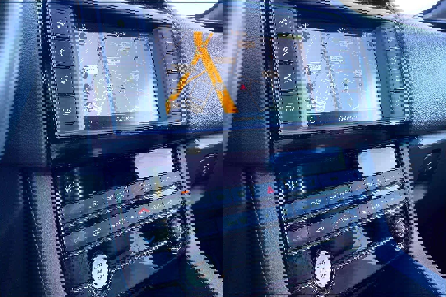 Used 2018 Jaguar F-PACE Premium image 33