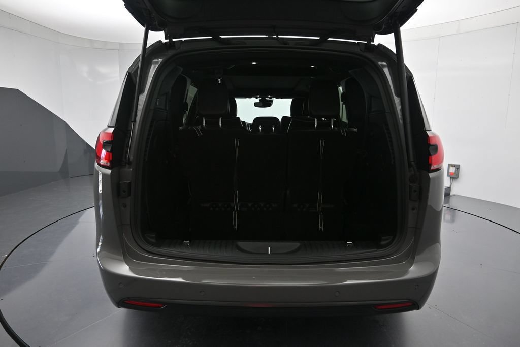 Used 2025 Chrysler Pacifica Limited FWD image 25