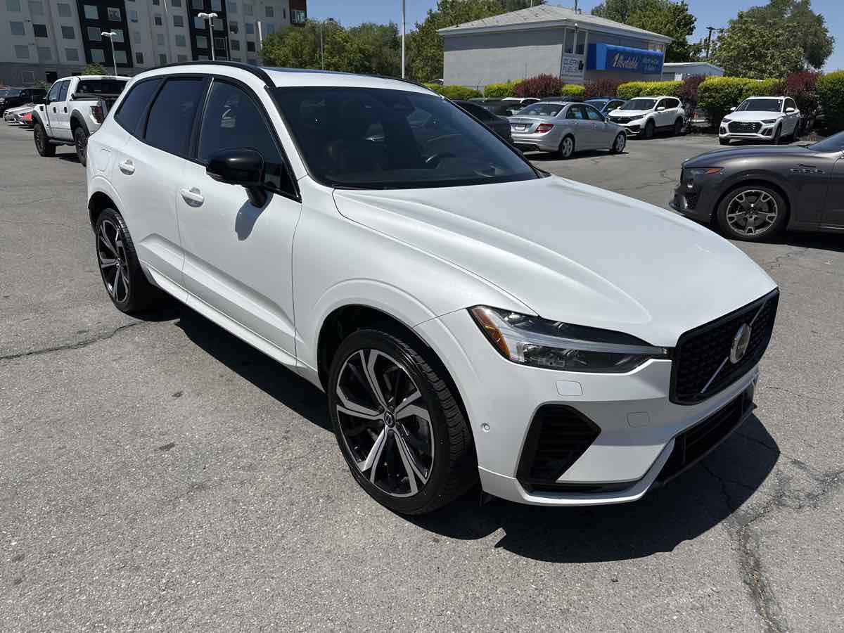 Used 2022 Volvo XC60 T8 R-Design w/ Advanced Package image 4