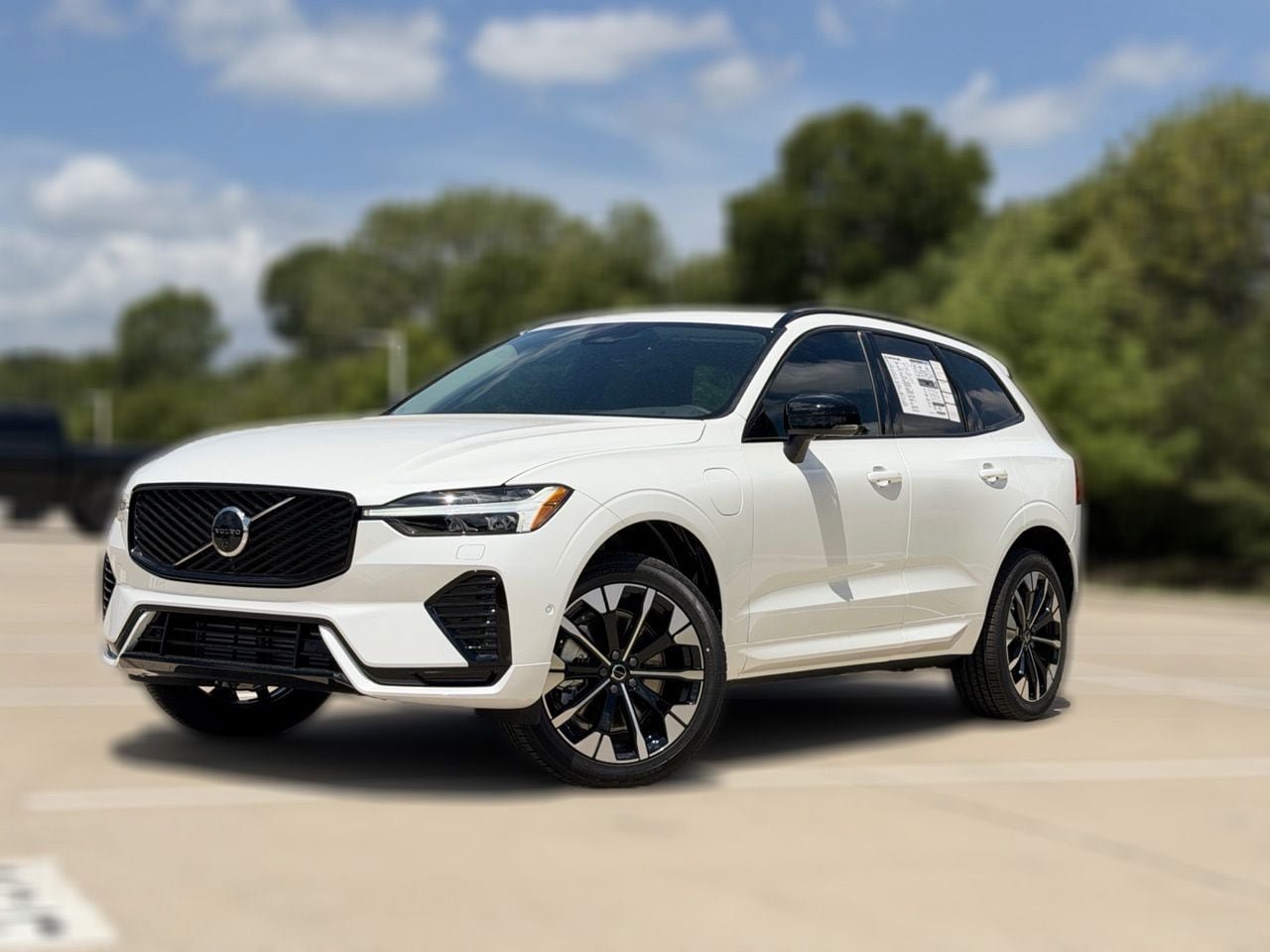 New 2026 Volvo XC60 T8 Plus w/ Climate Package PRO AWD/4WD image 2