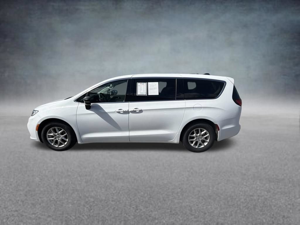 Used 2024 Chrysler Pacifica Touring-L FWD image 3