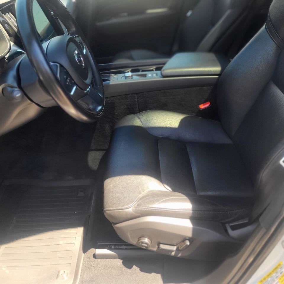 Used 2018 Volvo XC60 T5 Momentum w/ Vision Package AWD/4WD image 11