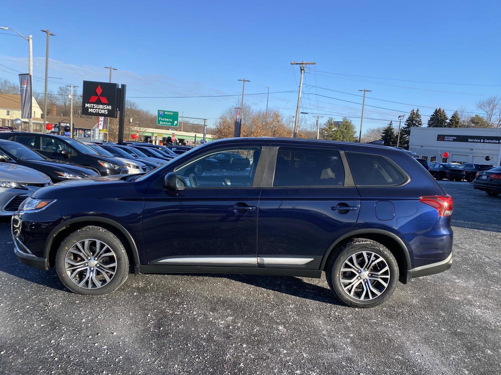 Used 2018 Mitsubishi Outlander ES image 2