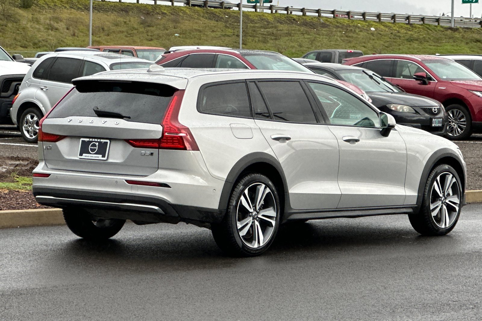 Used 2025 Volvo V60 B5 Cross Country Plus image 3
