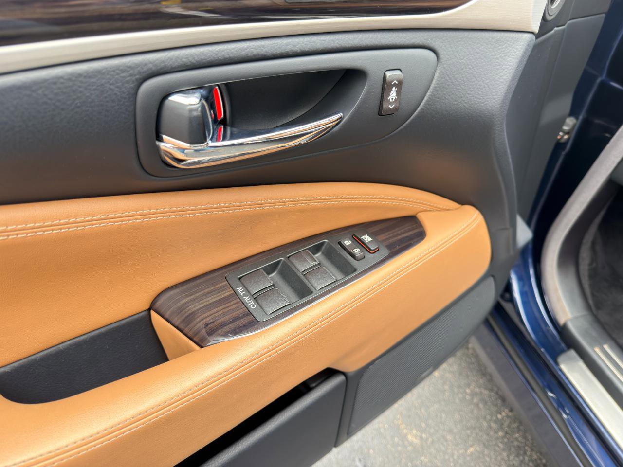 Used 2013 Lexus LS 460 L w/ Ultra Luxury Pkg image 29