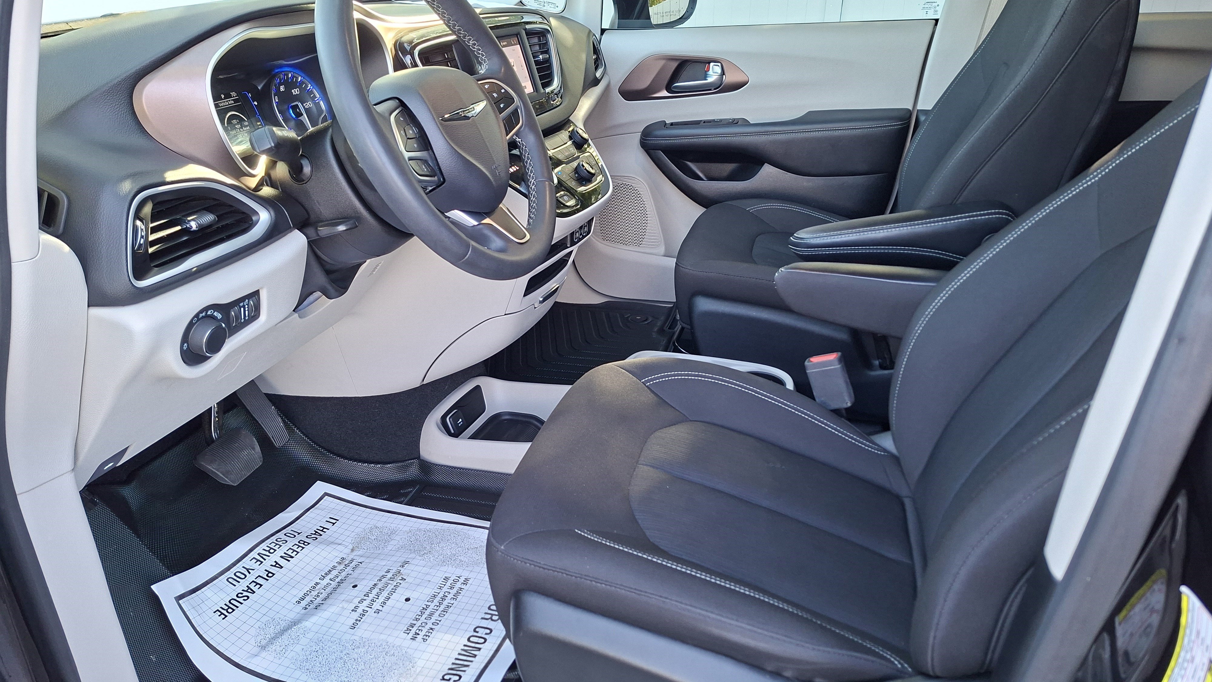 Used 2024 Chrysler Voyager LX image 9