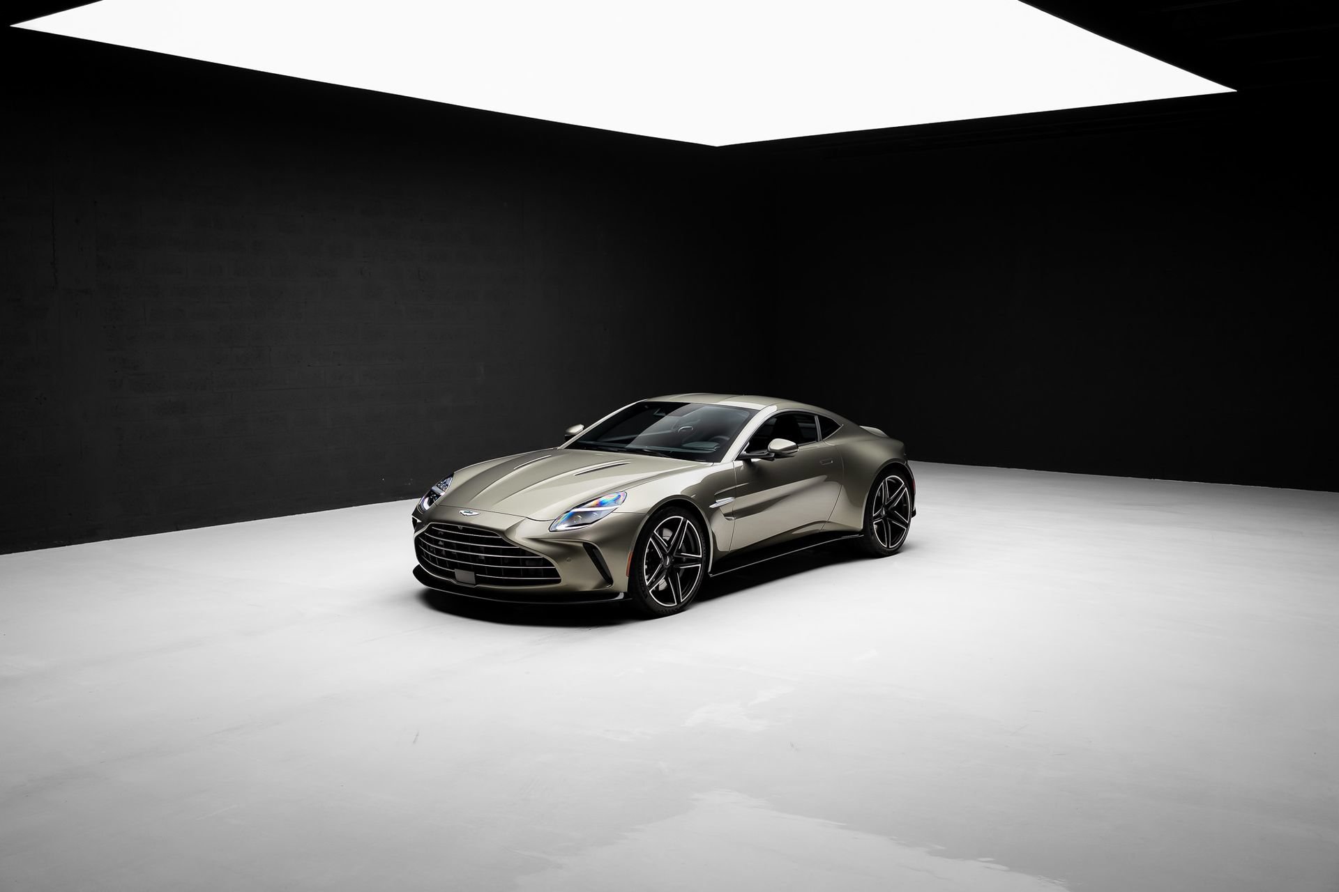 Used 2025 Aston Martin V8 Vantage Coupe RWD image 72