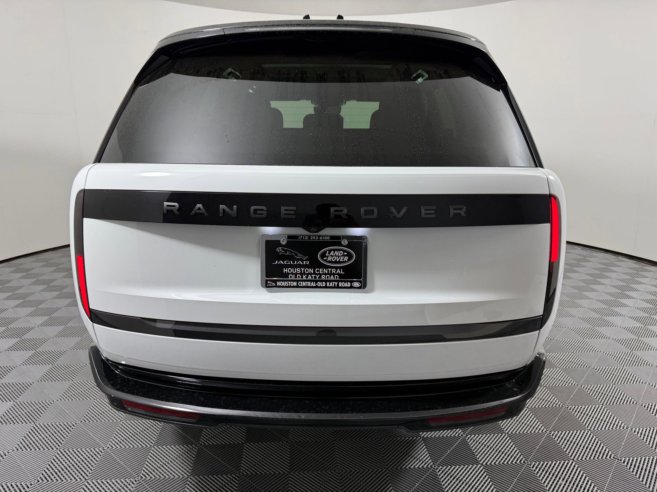 Used 2025 Land Rover Range Rover SE image 10