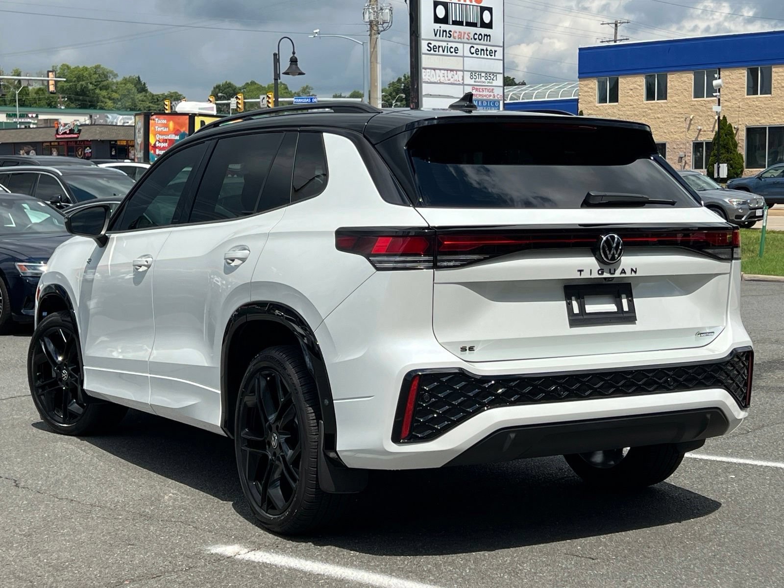 Used 2025 Volkswagen Tiguan SE R-Line AWD/4WD image 8