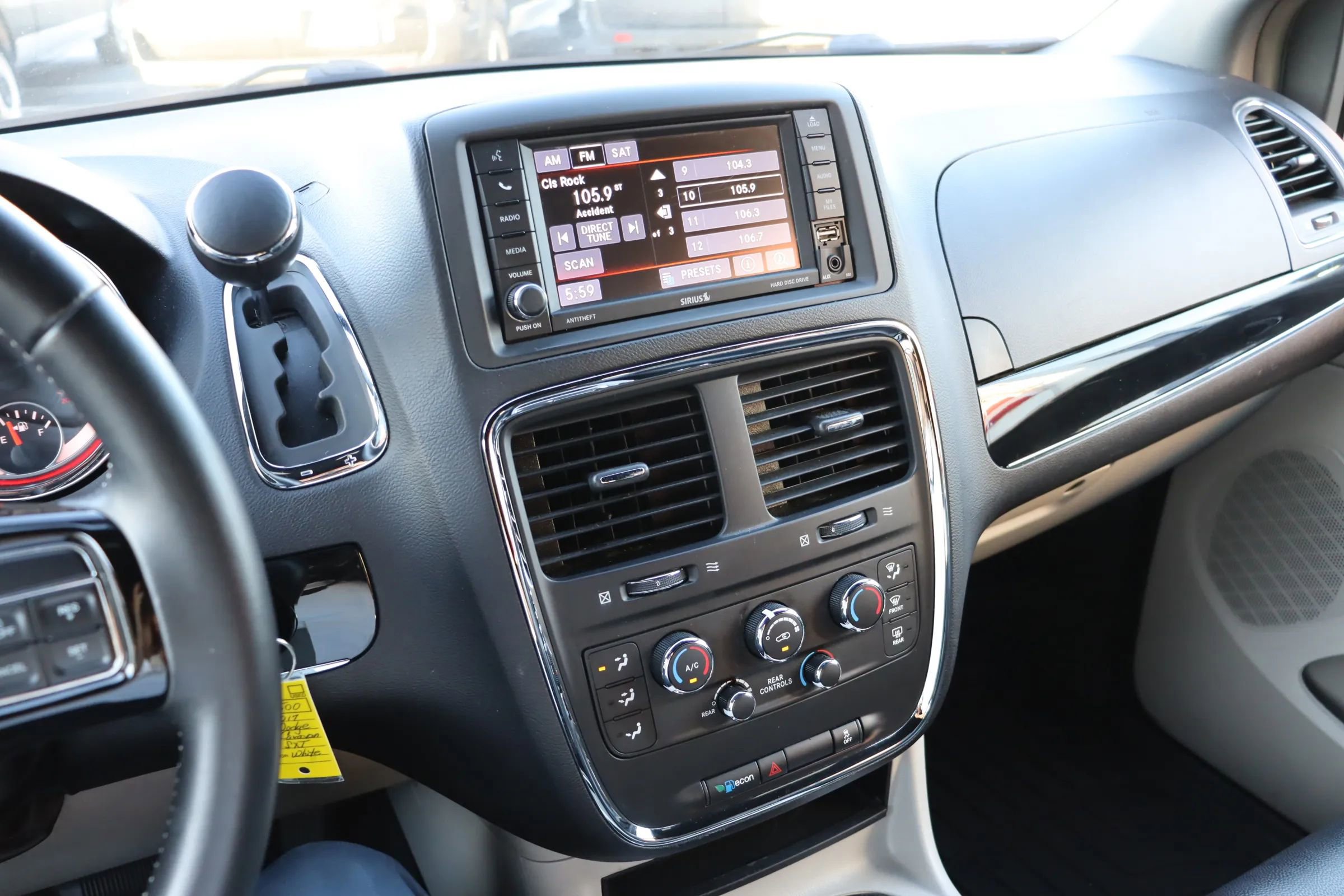 Used 2017 Dodge Grand Caravan SXT image 7