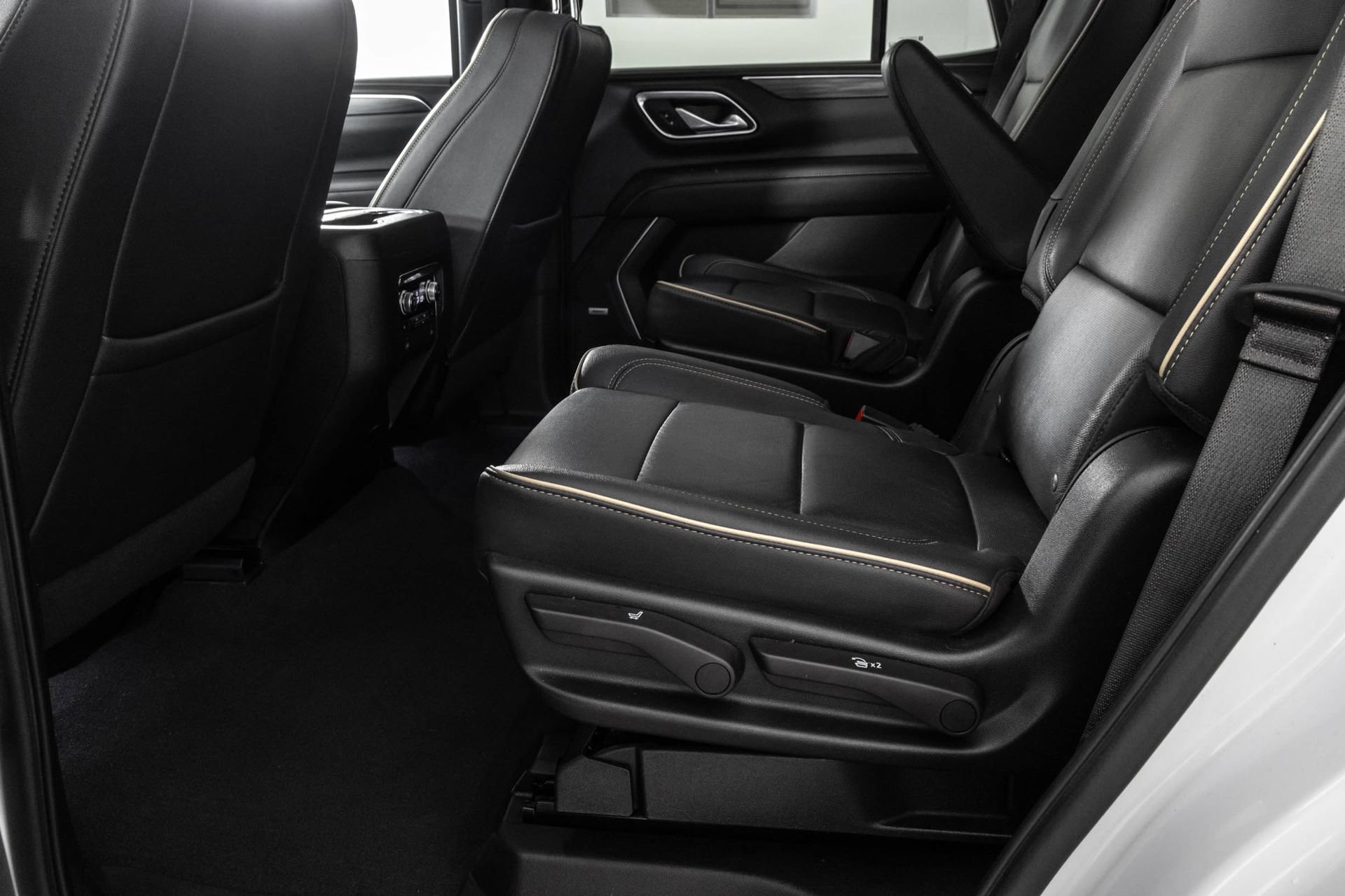 Used 2023 GMC Yukon SLT w/ SLT Luxury Package AWD/4WD image 36
