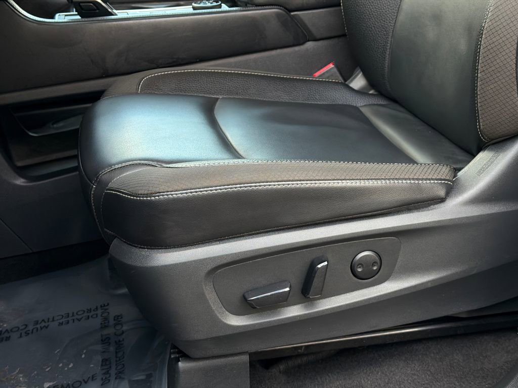 Used 2025 Nissan Pathfinder SL image 15