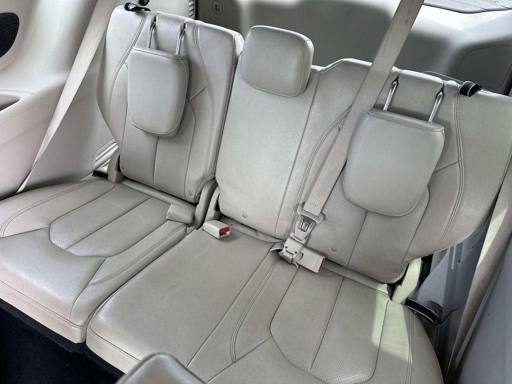 Used 2021 Chrysler Pacifica Touring-L FWD image 13