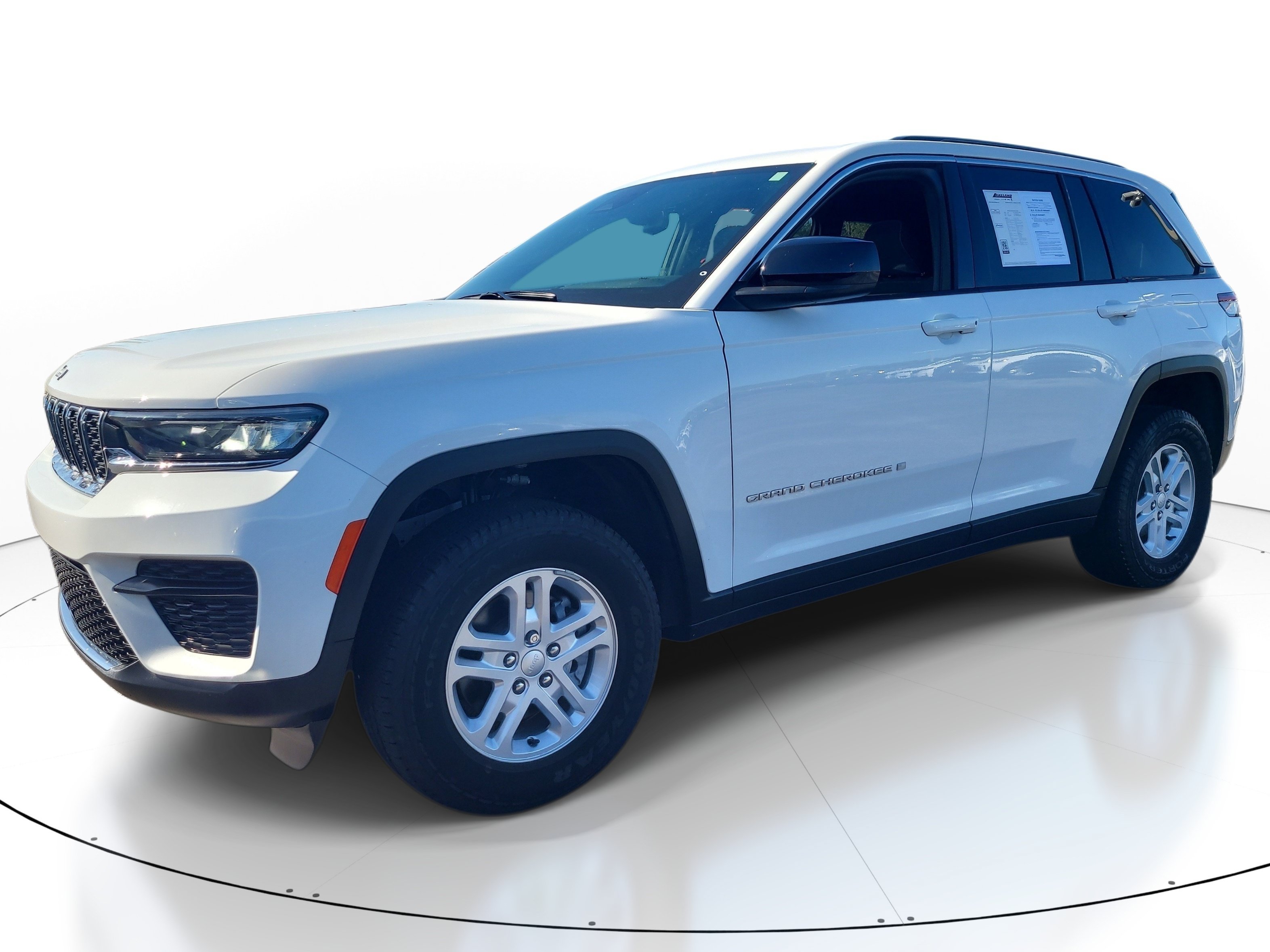 Used 2024 Jeep Grand Cherokee Laredo AWD/4WD image 3