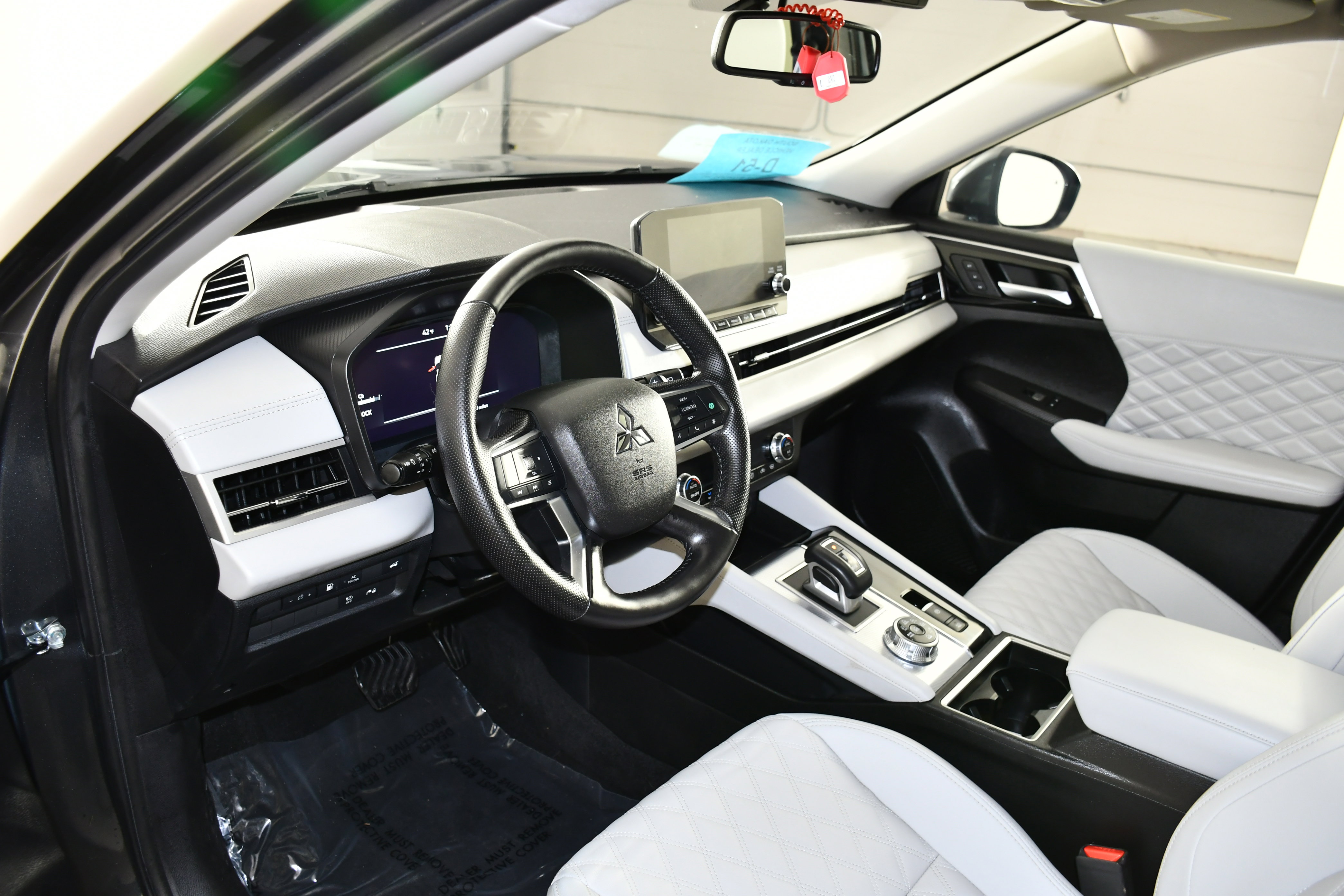 Used 2025 Mitsubishi Outlander SEL AWD/4WD image 2