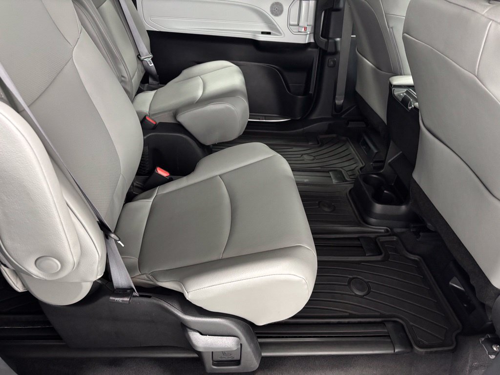 Used 2025 Toyota Sienna XLE AWD/4WD image 54