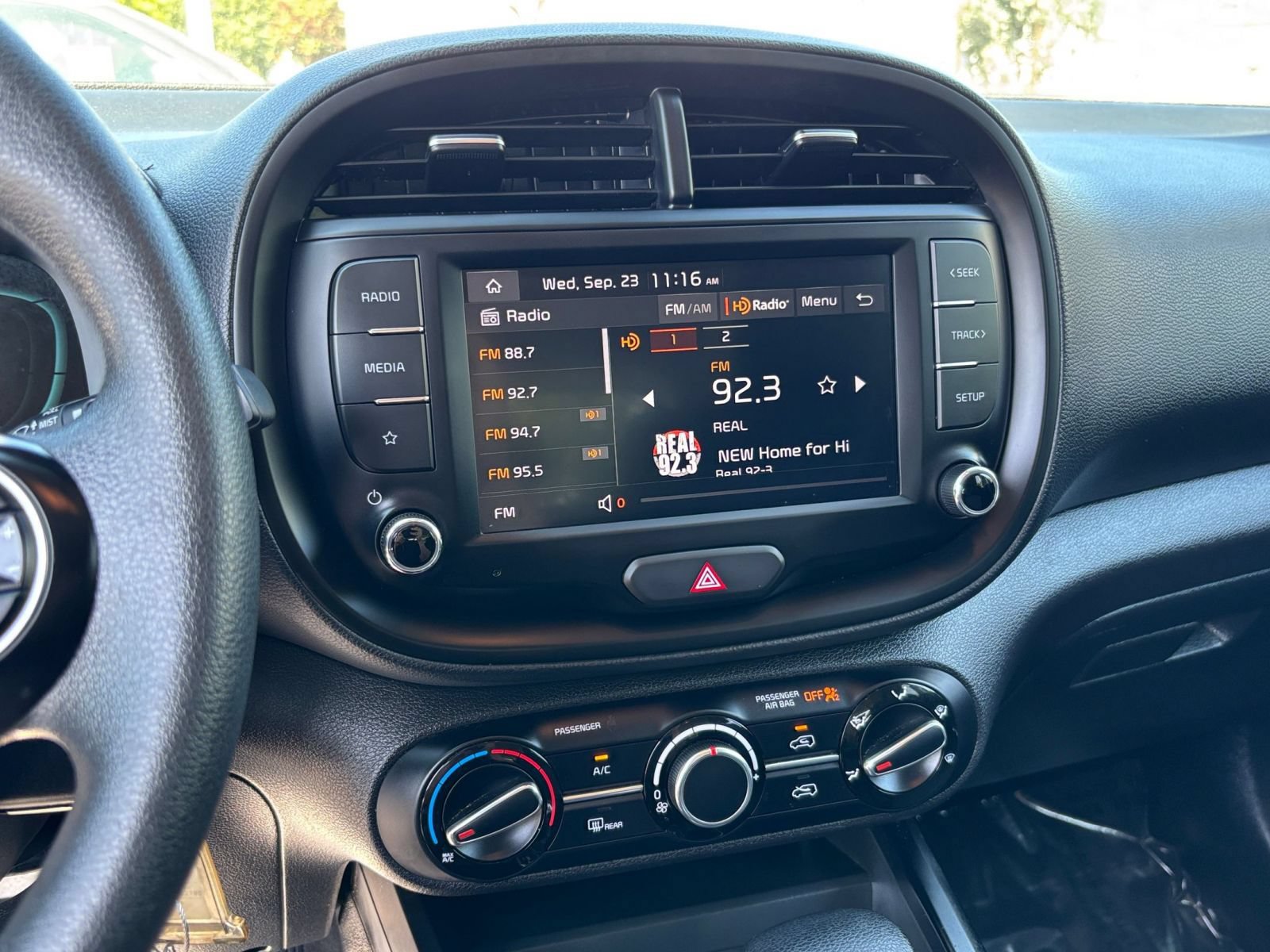 Used 2025 Kia Soul LX w/ LX Technology Package FWD image 19