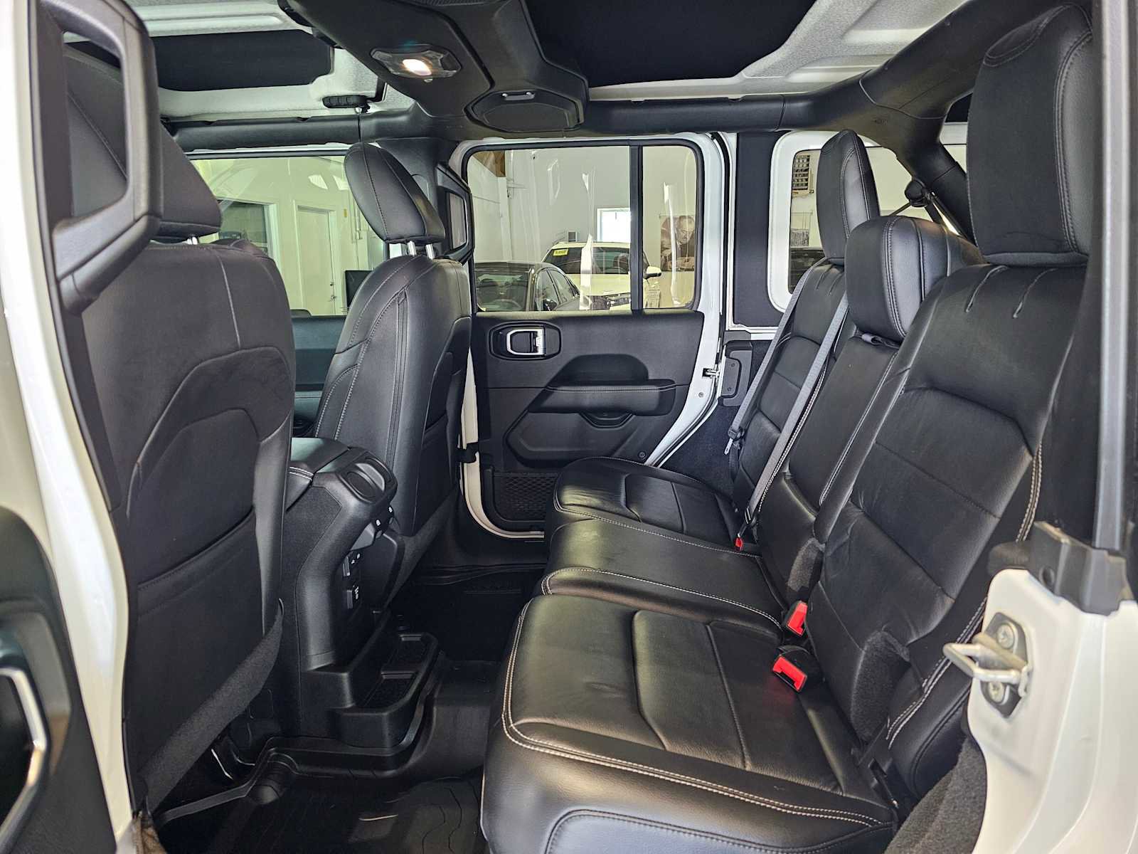 Used 2018 Jeep Wrangler Unlimited Sahara w/ Cold Weather Group image 16