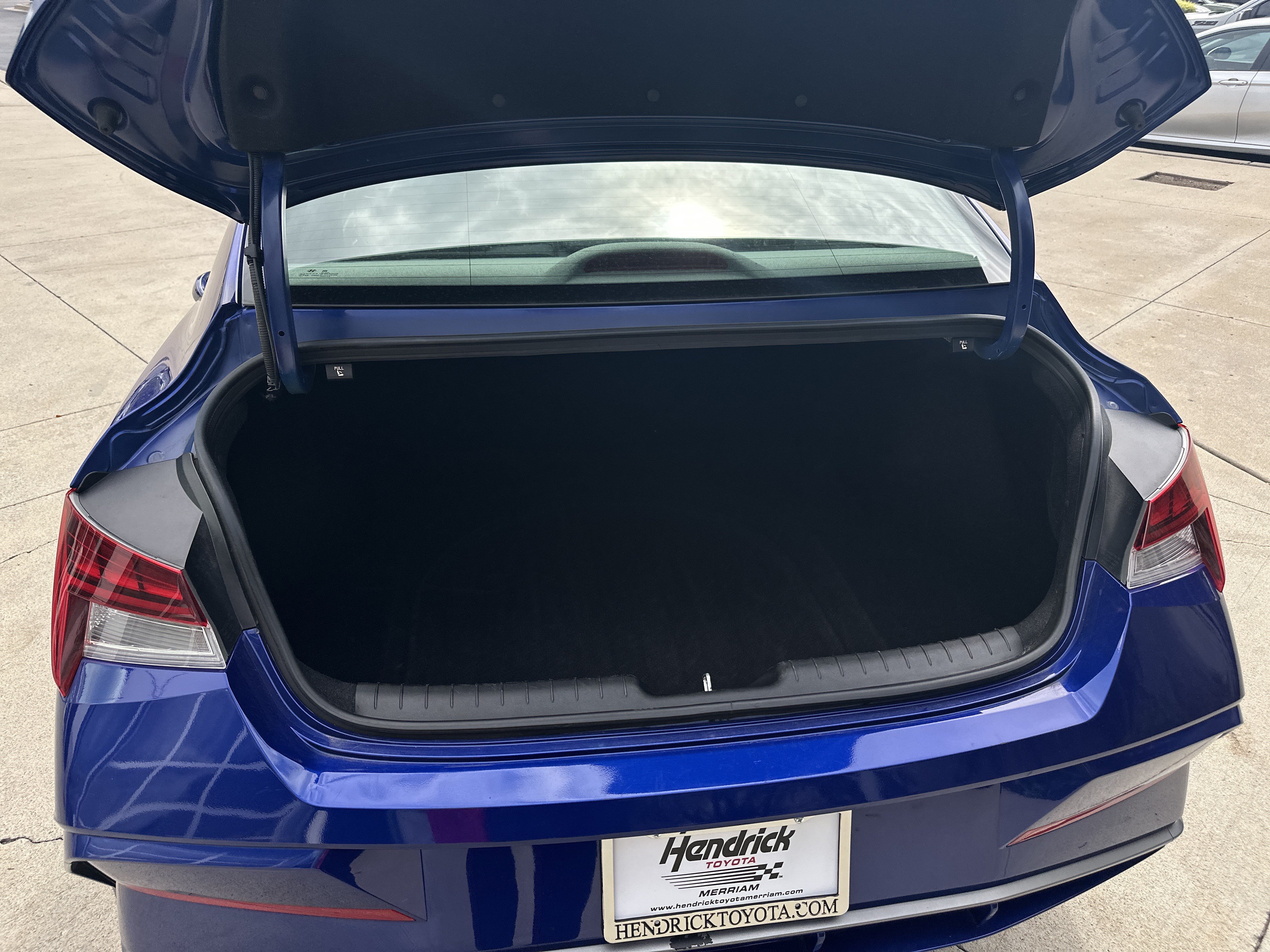 Used 2025 Hyundai Elantra SEL FWD image 31