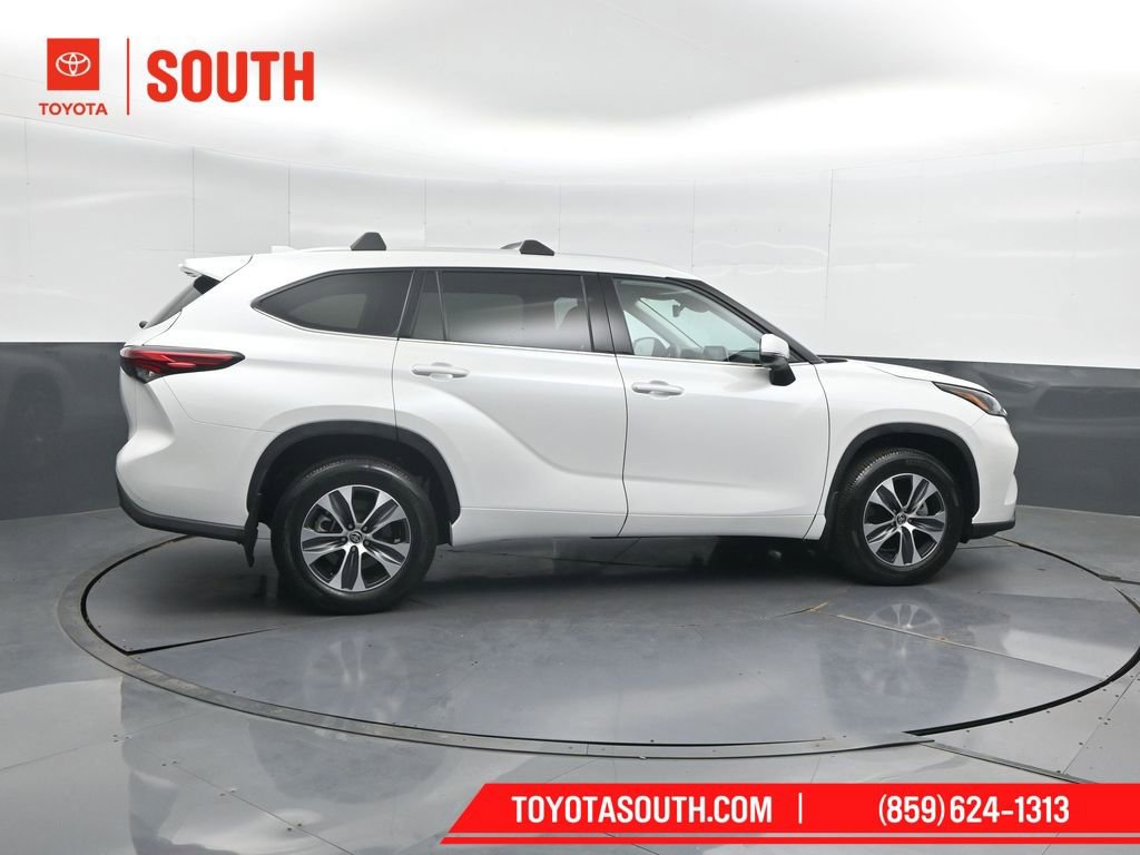 Used 2022 Toyota Highlander XLE image 3
