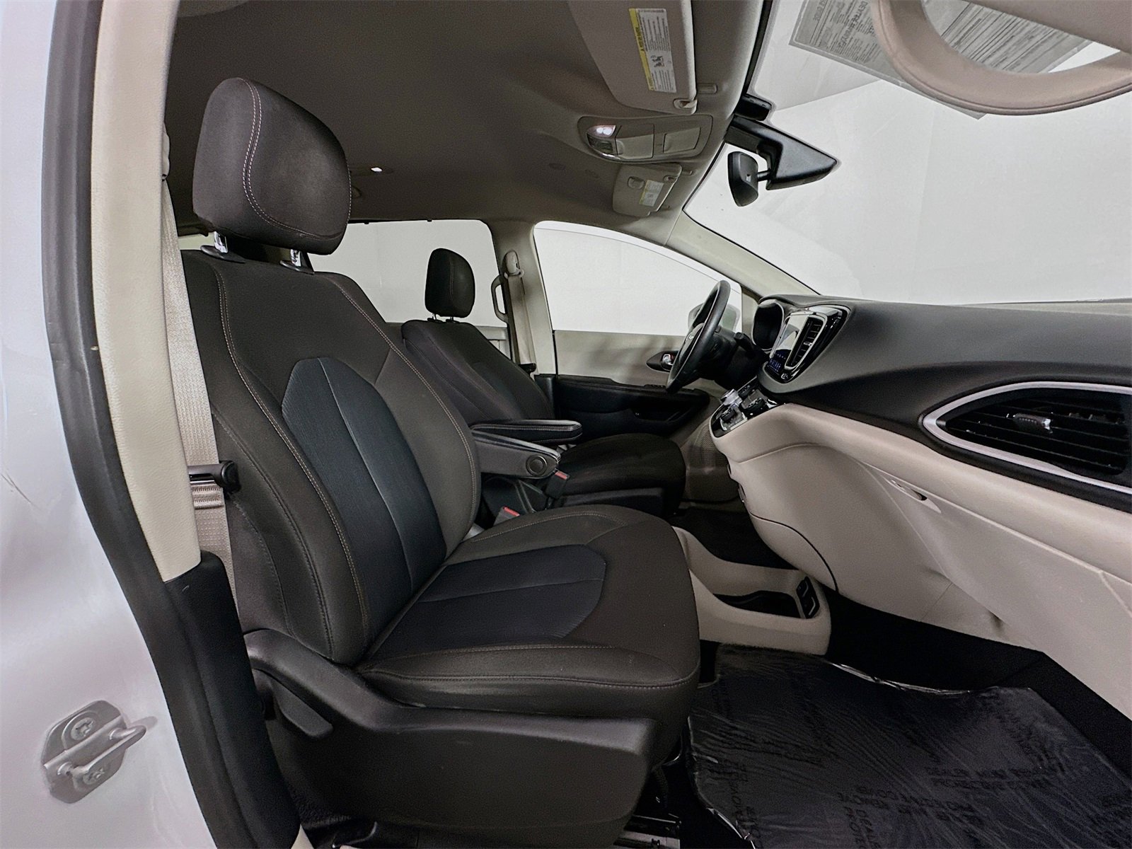 Used 2020 Chrysler Pacifica Touring image 27