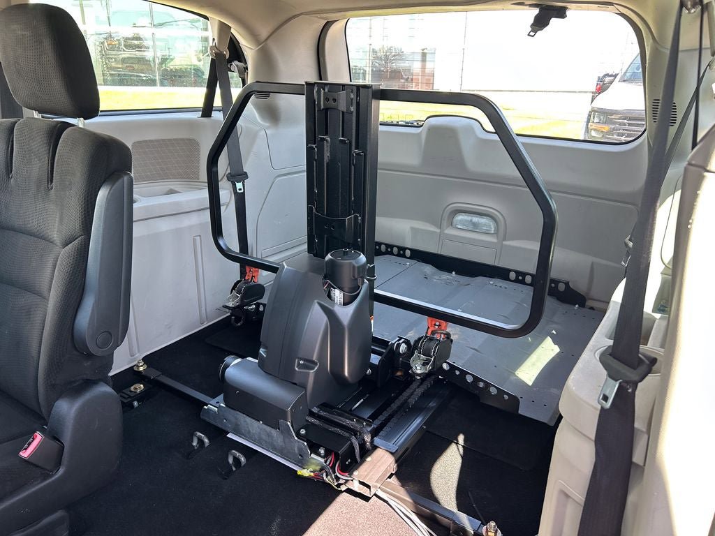Used 2015 Dodge Grand Caravan American Value Package FWD image 14