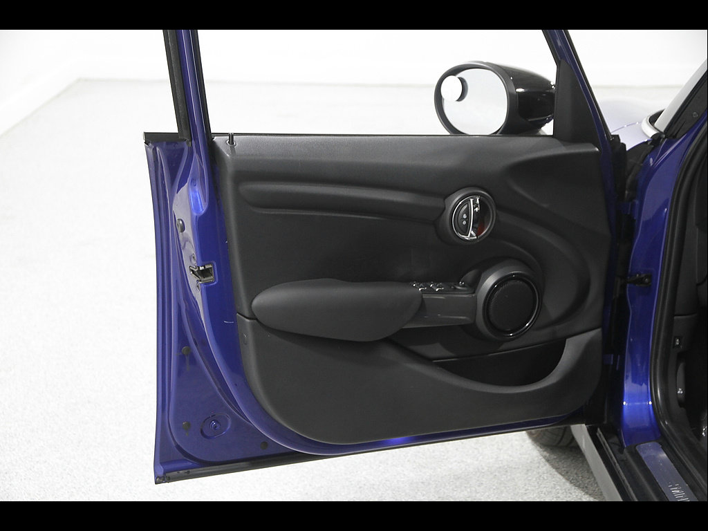 Used 2020 MINI Cooper 4-Door Hardtop FWD image 4