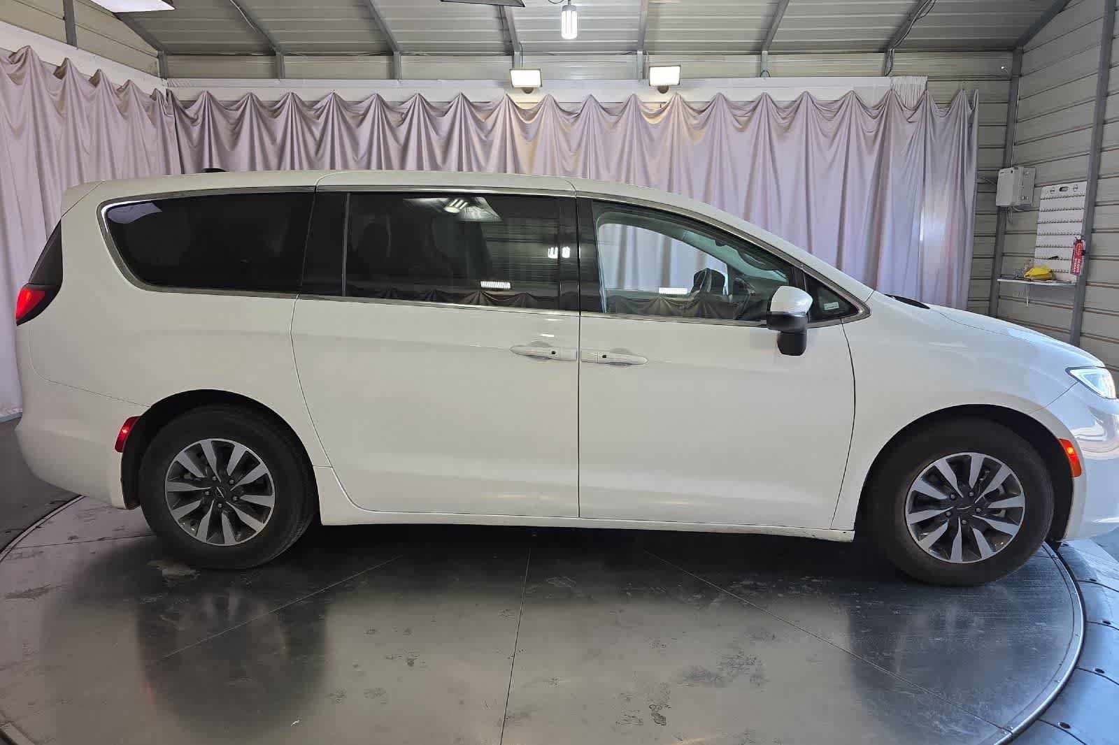 Used 2023 Chrysler Pacifica Touring-L FWD image 9