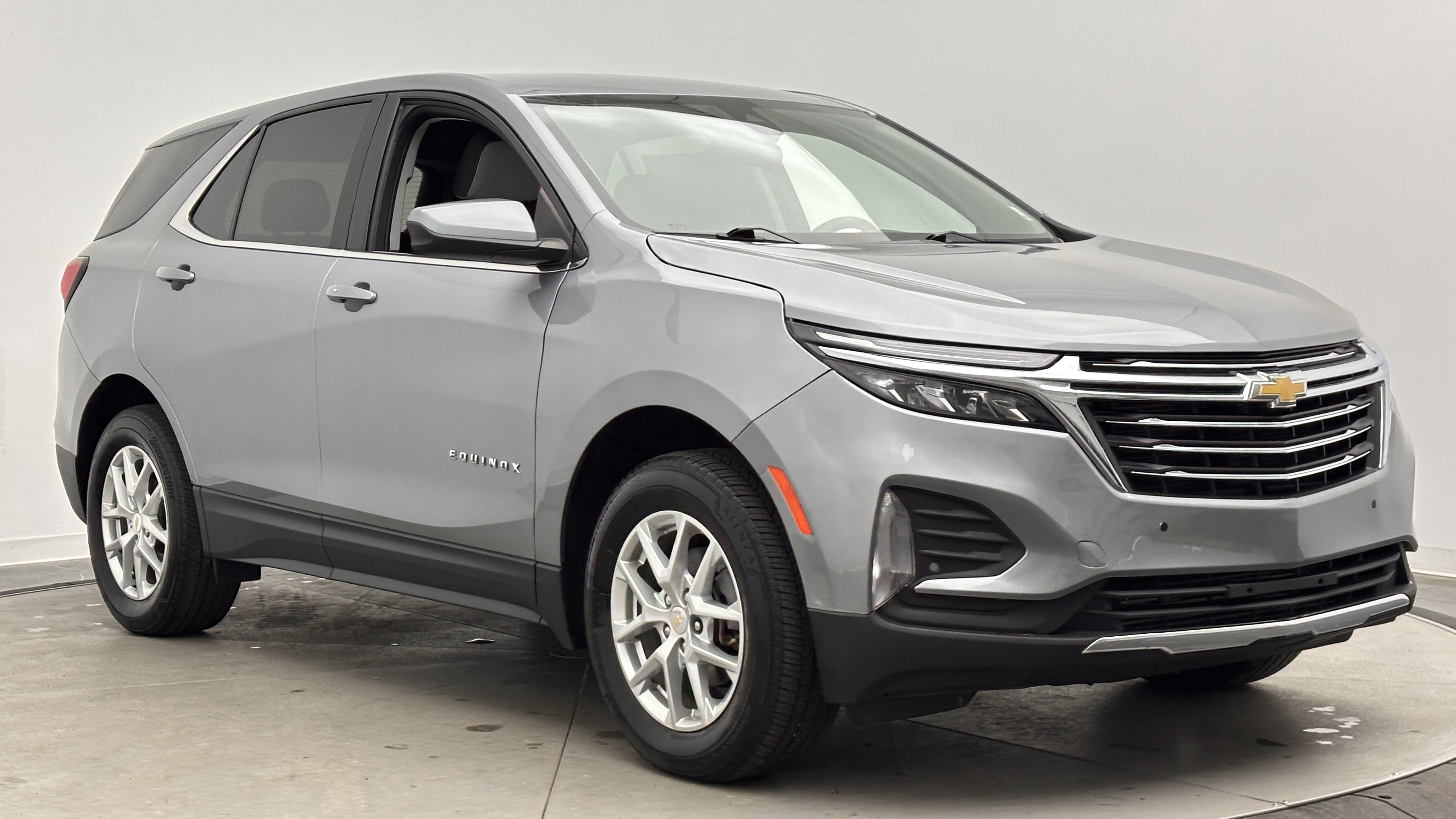 Used 2023 Chevrolet Equinox LT w/ Driver Convenience Package AWD/4WD image 3